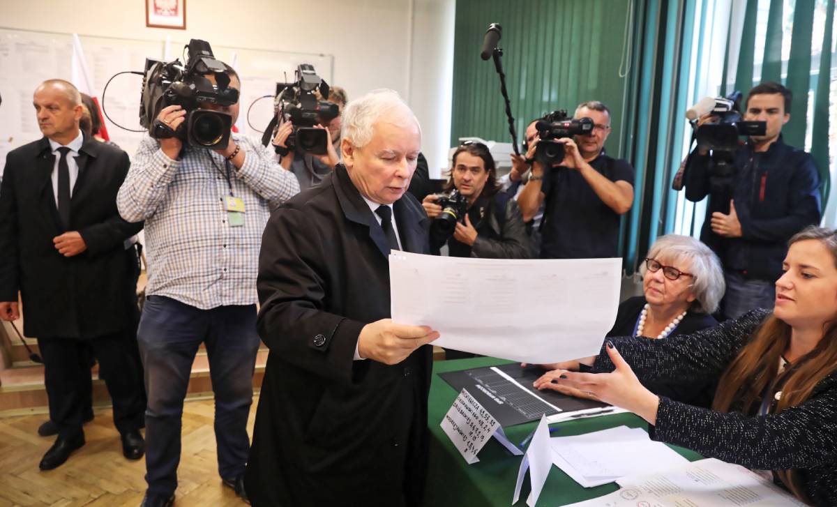 Anketa: Zbog dva velika skandala pada podrška poljskoj vladajućoj stranci